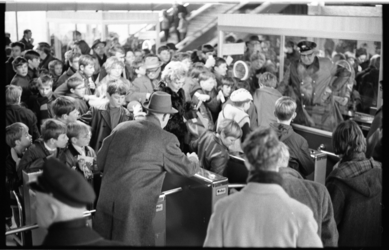 20787-4-10 Elkaar verdringende passagiers voor de tourniquets van Station Zuidplein op een van de proefdagen van de ...