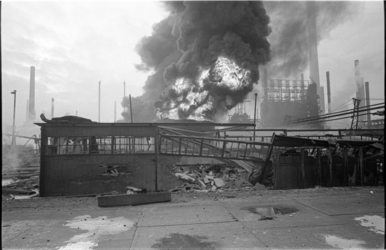 20814-6-40 Dagfoto van een brandende opslagtank na de ontploffing bij Shell Raffinaderij Pernis.