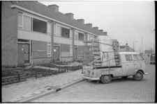 20814-7-33 Dagfoto van straat in Hoogvliet met glasschade en herstel daarvan door bedrijf; na de explosie bij Shell Pernis.