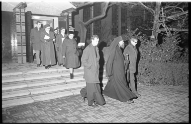 20818-5-16 Deelnemers Kerkentocht verlaten de Vredeskerk aan de Lede. Voorop, met staf, loopt Archimandriet Dionysius, ...