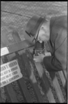 20843-6-17 Diereninspecteur Cornelis van Doorn in actie met zijn Rolleiflex-camera in Diergaarde Blijdorp.