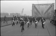 20868-1-14 Tamboers en Pijpers van het Korps Mariniers marcheren vanaf de Willemsbrug de Van der Takstraat in.