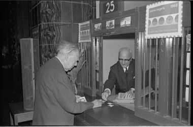 20895-1-5 Karel Paul van der Mandele (links) koopt zomerpostzegels in het hoofdpostkantoor aan de Coolsingel.