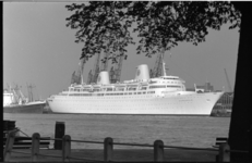 20919-1-4 Het passagiersschip 'Kungsholm', gebouwd in 1965, van de Swedish American Line aan de Wilhelminakade.