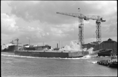 21041-5-27 De tewaterlating van het grootste zeegaande ponton van Europa, de Tak 9, bij het scheepsbouwbedrijf Boele in ...