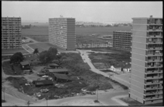 21097-6-34 Hoog overzicht van de in aanbouw zijnde woonwijk Ommoord. Links van het midden 'De Acht Zaligheden' (8 ...
