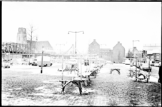 21223-3-28 Afgebroken marktkraampjes bij spoorviaduct Hoogstraat, zijkant PTT-gebouwen aan de Botersloot en Laurenskerk ...