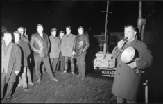 21224-1-3 OVB-lid Leen van Os (rechts) praat op de Willemskade met gebruik van een megafoon met een groep stakers.