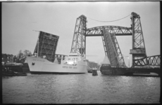21227-5-32 Het roll-on-roll-off-schip 'Duke of Holland' vaart door de geopende Koninginnebrug met op de achtergrond de ...