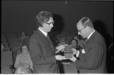 21337-4-8 Criticus Cor Blok (links) ontvangt de Pierre Bayle-prijs; rechts de voorzitter van de Rotterdamse ...