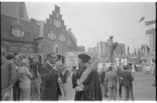 21394-4-10 Wethouder drs. J. Reehorst heft het glas bij de opening van het Erasmusdorp op het Schouwburgplein.