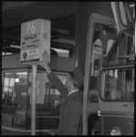21404-4-7 RET-medewerker drukt bij busstation Zuidplein op een knop van haltepaal voor bus 76, richting IJsselmonde.