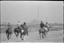 21430-7-2 Paardrijders op het strand bij Oostvoorne.