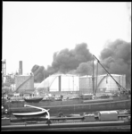 21474-4-2 Brand op raffinaderij van Chevron Petroleum Mij. Nederland N.V. aan de Petroleumweg (Vondelingenplaat) bij ...