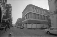 21590-6-27 Gesloten pand van kledingbedrijf Kreymborg op de hoek Oude Binnenweg / Mauritsstraat.