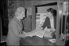 21645-1-4 De echtgenote van de burgemeester, An Thomassen-Lind, (links) koopt kinderpostzegels in het postkantoor aan ...