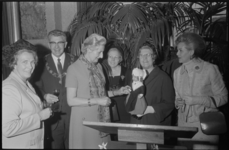 21839-6-12 Burgemeester W. Thomassen en zijn echtgenote (derde van links) ontvangen in de Burgerzaal een delegatie van ...