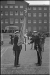 21906-6-14 De commandant van het Korps Mariniers, generaal-majoor A.M. Luijk (links), neemt afscheid en draagt het ...