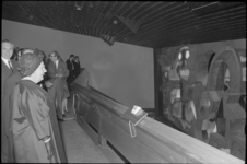 21990-2-12 Koningin Juliana bekijkt het glas-in-betonkunstwerk van Karel Appel bij de opening van het Centrum voor ...