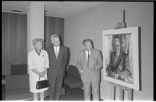 22035-7-3 Professor dr. J. Tinbergen en zijn echtgenote bekijken, samen met schilder Sierk Schröder (midden), het ...