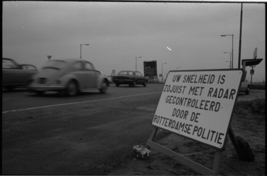 22448-4 Politie-mededeling op de Vondelingenweg aan de automobilisten 'dat zij zojuist met radar zijn gecontroleerd'.