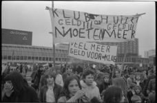 22487-5-3 Actievoerders op het Schouwburgplein protesteren met hun spandoeken tegen de bezuinigingen op clubhuizen.