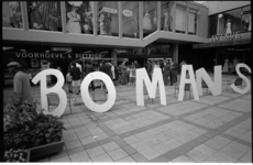 22754-3-35 Vrijgesneden letters vormen de naam 'Bomans' in de Lijnbaan, voor de boekhandel Voorhoeve & Dietrich.