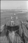 22869-3-2 Van de werf van Verolme in de Botlek loopt de voor Chevron Shipping gebouwde mammoettanker Rudolph Peterson ...