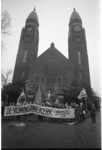 23089-1-11 Demonstranten met spandoek tegen de sloop van de Koninginnekerk.