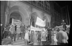23155-1-34 Elf actiegroepen uit oude wijken demonstreren op de stoep van het stadhuis aan de Coolsingel uit onvrede ...