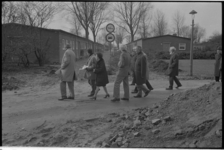 23269-6-23 Een groepje wijkraadsleden wandelt langs huizen aan de Wielewaal.