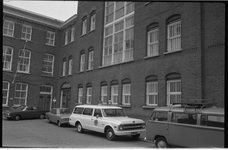 23473-7-M Huis van Bewaring aan de zijde van de Bergstraat, waar vier gevaarlijke gedetineerden zijn ontvlucht. Op de ...