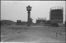 23519-7-20 Terreinoverzicht van een deels gesloopte gasfabriek Feijenoord waarbij de toren, de gashouders en de ...