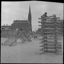 23670-1-7 Jeugd op houten klimrekken in het gebied Goudseplein - Goudse Rijweg.