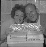 23683-4-8 Coba (Cootje) en Piet van Amen uit het Oude Noorden van Rotterdam, poseren lachend achter een accordeon. ...