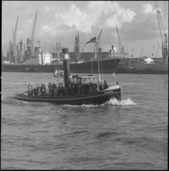 23773-3-8 De stoomsleepboot 'Maarten' vaart met een gezelschap aan boord door de haven.