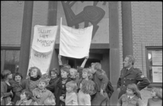 23776-2-35 Jongeren met spandoeken protesteren bij het politiebureau Marconiplein tegen verkeersonveiligheid op het ...