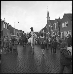 23861-4-8 Sint op zijn schimmel en met Zwarte Pieten wandelen op de Delftweg.