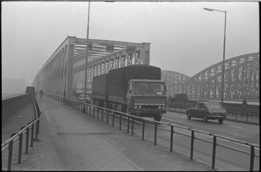 23981-4-41 Vrachtauto met aanhanger verlaat de Willemsbrug, richting Maaskade en van der Takstraat.