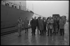 24026-6-17 Een groep gemeenteraadsleden en journalisten wandelt op haventerrein.