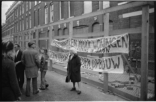 24133-3-27 In en rond de Gaffelstraat hangen spandoeken met protestteksten tegen de sloop van woningen.