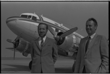 24332-5-16 Directeur mr. T.G. Zijderveld (links) en havenmeester R.J. Zuidema staan voor een DC3 van Macedonian Aviation.