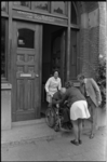 24519-2-4 Verhuizing van ouderen van het Tehuis van Ouden van Dagen aan de Oostervantstraat naar bejaardencentrum ...
