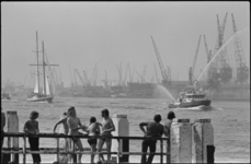 24938-1-37 Aankomst van de tweemastschoener Eendracht in Rotterdam.