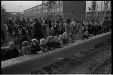 25030-5-24 Kleuters hangen gezellig tegen de betonnen heipaal voor de protestant-christelijke Albert Plesmanschool aan ...