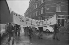 25169-3-9 Demonstratie voor meer stadsvernieuwing bij de Feyenoorddijk. Op het terrein van Simons heeft men wat brokken ...