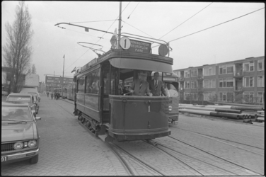 25204-4-22 Wethouder Wim van der Have bestuurt een oude tram in verband met het jubileum van de RET en rijdt ter hoogte ...