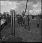 25227-2-1 Wethouder Wim van der Have plant een boom op het terrein van de Oude Plantage ter gelegenheid van het ...