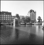 25335-4-10 De Wijnhaven met oude panden en een bruggenhoofd; rechts op de hoek het Witte Huis; foto gemaakt vanaf de ...