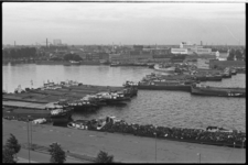 25378-7-23 Actievoerende binnenvaartschippers. Overzicht van de blokkade op de Nieuwe Maas vanaf de ...